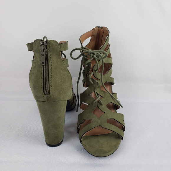 Gladiator Sandals with 3 inch heel in size 8.5 by Hotsoles - Picture 2 of 10